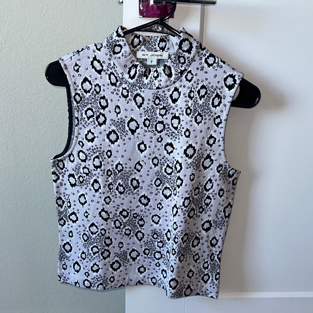 St. John Monochrome Patterned Sleeveless Blouse